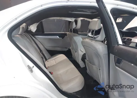 2013 Mercedes-Benz C 250 Luxury/Sport z USA, uszkodzony, nr VIN WDDGF4HB1DR279038